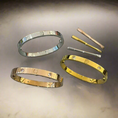 Gold Tone Lucky Clover Charm Bracelet