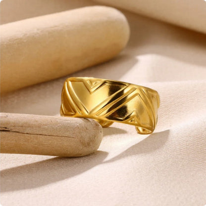 Engraved Triangle Slim Ring