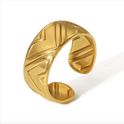 Engraved Triangle Slim Ring