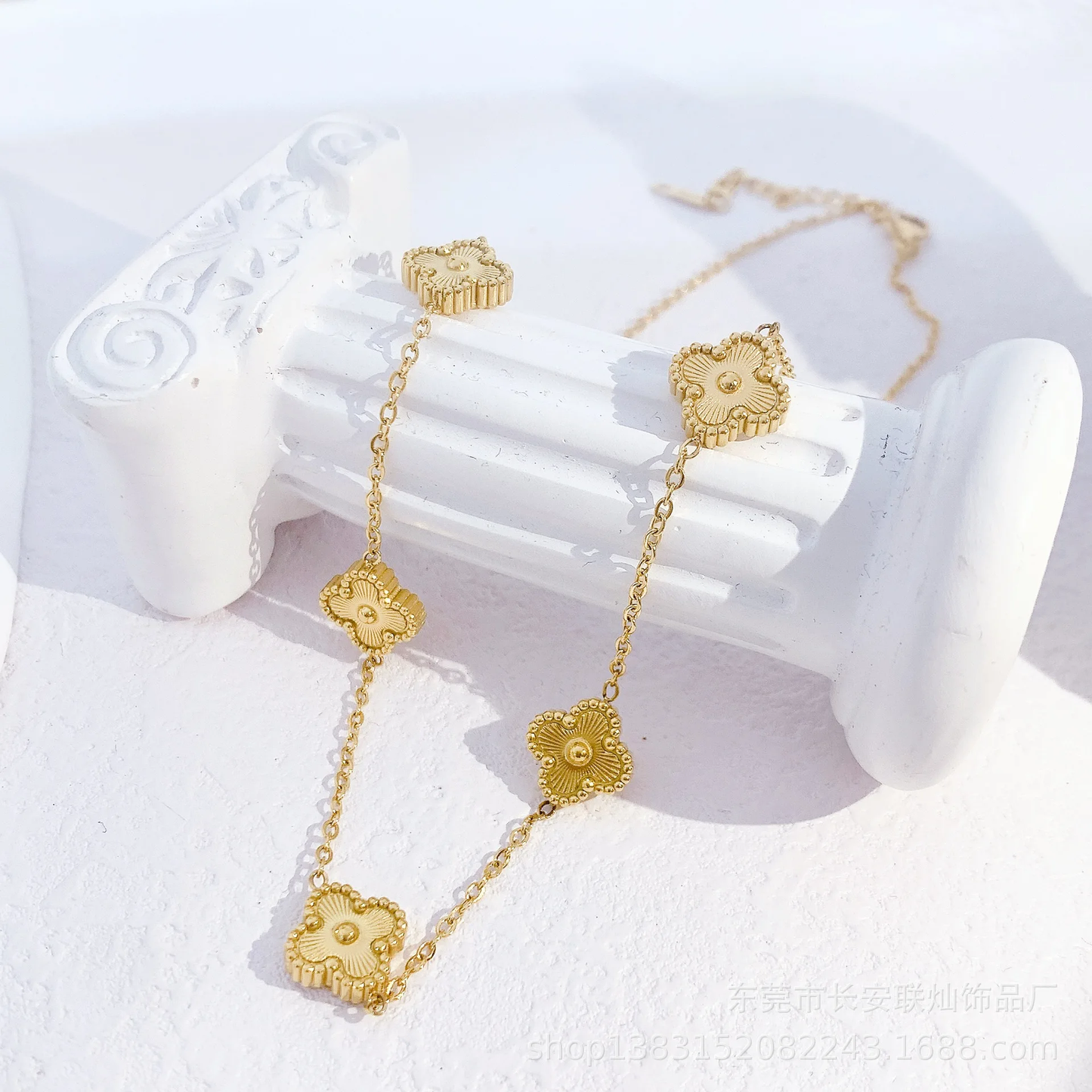 Dainty Gold Clover Pendant Necklace - Gold